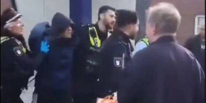 Almanya'da tren istasyonunda bıçaklı saldırı: 12 kişi yaralandı