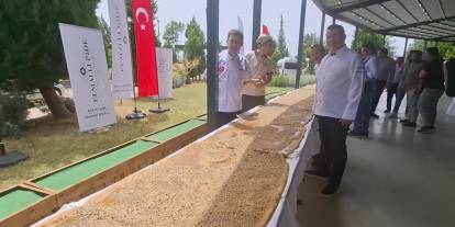 12 metre 30 santimetrelik ballı, cevizli tahinli pide ile rekor denemesi yapıldı