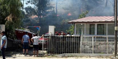 Marmaris'te ormanlık alanda yangın: Yerleşim yerine çok yakın