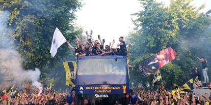 Fenerbahçe Beko, EuroLeague şampiyonluğunu taraftarıyla kutluyor
