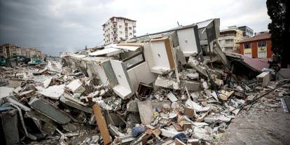 Depremde yıkılan Göçemen 2 Apartmanı davası sanığı Antakya Belediye Başkan Yardımcısı hakkında zorla getirme kararı