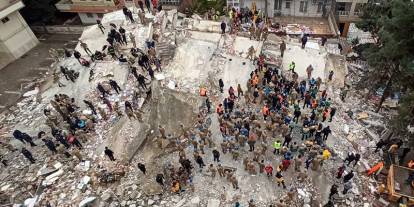 Deprem enkazından çıkan ziynet eşyalarını zimmetine geçiren eski polis hakkında dava