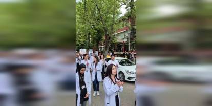 Hekimler bir doktora şiddeti protesto etti: Artık gerçek bir mücadele zamanı geldi