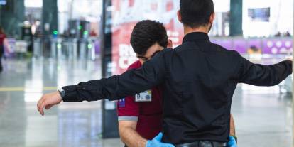 Uzmanı açıkladı: Havalimanında neden sizin üstünüz aranıyor, laptoplar niye ayrı taranıyor?