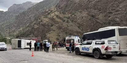 Hakkari'de askeri midibüs devrildi: 12 asker yaralandı