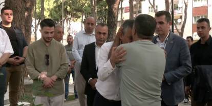 Şehidin babası CHP lideri Özgür Özel’i alnından öptü