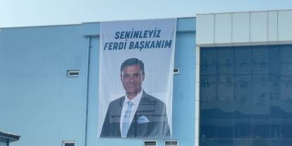 “Seninleyiz Ferdi Başkanım” pankartı hastane duvarına asıldı