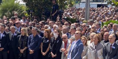 Ferdi Zeyrek son yolculuğuna uğurlanıyor: Belediye önünde tören düzenlendi, Özel göz yaşlarını tutamadı