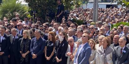Ferdi Zeyrek son yolculuğuna uğurlanıyor: Belediye önünde tören düzenlendi, Özel göz yaşlarını tutamadı