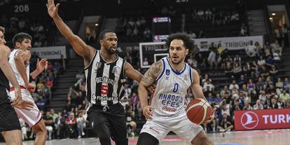 Shane Larkin sahne aldı; Anadolu Efes, Beşiktaş'a karşı seride öne geçti
