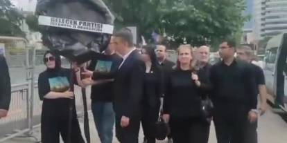 Gelecek Partisi, İsrail Başkonsolosluğu önüne siyah çelenk bıraktı