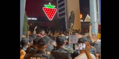 Akit TV önünde Ferdi Zeyrek protestosu: Vatandaşlara polis müdahalesi