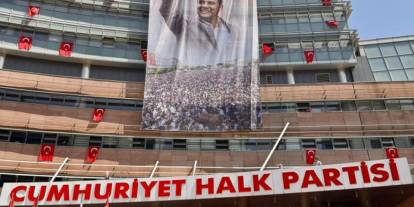 CHP Genel Merkezi binasına Ferdi Zeyrek’in fotoğrafı asıldı