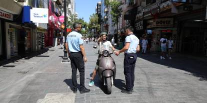 İzmir'de yaya yollarında duran scooter ve motorlara ceza yağdı