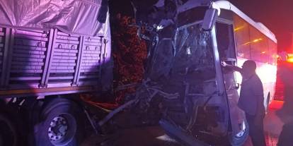 Manisa Turgutlu’da işçi servisi ile TIR çarpıştı: 5’i Ağır 20 Yaralı