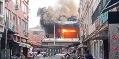 Kadıköy'de Rexx sinemasında korkutan alevler! Dumanlar sokağı kapladı
