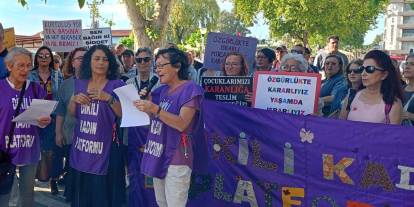 Dikili'de etek boyu protestosu: 'Ahlak dersi olarak değerlendirilmesini kabul etmiyoruz'