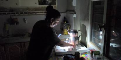 Kızıyla birlikte mum ışığında yaşayan anne: "Sokakta mı kalacağım, ben nereye gideceğim?"