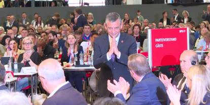 Özgür Özel Berlin’de düzenlenen SPD Kongresi’nde ayakta alkışlandı