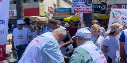 Emeklilerden çarpıcı eylem: "Açlığa mahkum edildik" diyerek çöpten yiyecek topladılar