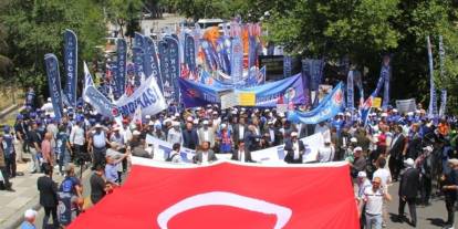 Kamu işçileri, AKP il binalarına çıkarma yaptı: 'TÜRK-İŞ’in tokadını yiyenler bir daha doğrulamaz'