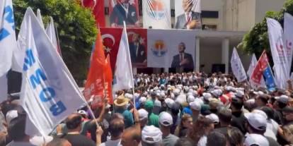 Adanalılar belediye önünde toplandı: “Zeydan Karalar yalnız değildir”