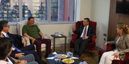 Özgür Özel, kaburgası kırılan Murat Emir'i hastanede ziyaret etti