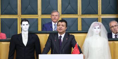 Kürsüye gelin ve damat mankeni ile çıktı: Kiralık gelinlik bir emekli maaşı