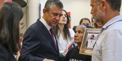 Özgür Özel, adalet arayan aileler ile buluştu: 'Hesap verecekleri süreci örüyoruz'