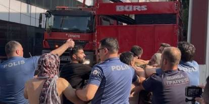 Yangın mahalleliyi sokağa döktü; itfaiye ekibi saldırıya uğradı!