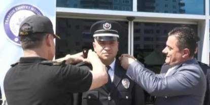 Bu kadarı da pes: AKP ilçe başkanı polise rütbe taktı