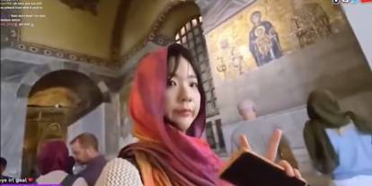 Güney Koreli turist Ayasofya'da 'barış işareti' yaptığı için uyarıldı: "Bu işareti yapmak yasak"