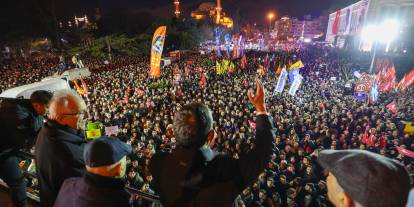 93 yaşında yaşama veda eden Altan Öymen, 19 Mart akşamı Saraçhane'de 75 dakika boyunca ayakta durmuştu