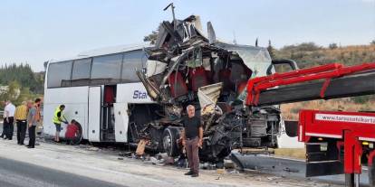 Mersin’de yolcu otobüsü tıra çarptı: 9 kişi yaralandı