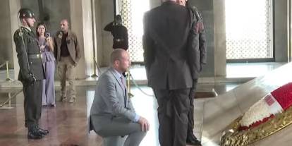 Özgür Özel'den Atatürk'ün mozolesi önünde diz çöken Francken'e mektup