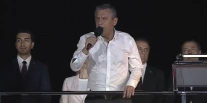 Özgür Özel'den sahte diploma tepkisi: 'AKP'nin pislik paçasından akmaktadır'
