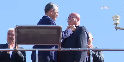 CHP lideri Özgür Özel belediye başkanına rozet taktı