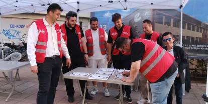Eskişehir'de 'sahte diploma' protestosu | CHP'li gençler 'üniversite diploması' dağıttı, "Hem de ücretsiz!"