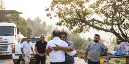 Vahap Seçer yangın bölgesinde : Hem havadan hem karadan müdahale devam ediyor