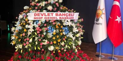 Bahçeli'den AKP'ye kuruluş yıl dönümü için 1071 kırmızı güllü çiçek aranjmanı