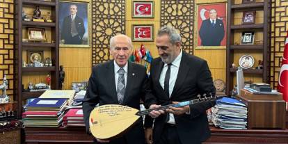 Yavuz Bingöl, Devlet Bahçeli’yi ziyaret etti; bağlamasını hediye etti