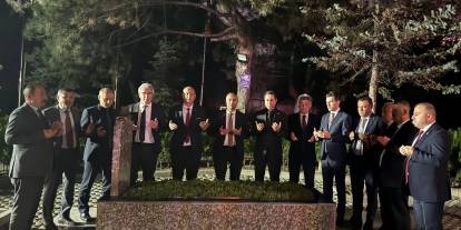 Alparslan Türkeş’in kızından babasının kabrini ziyaret eden MHP'lilere sert tepki: "Vicdanınızı mı rahatlatıyorsunuz?"