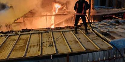 Depremzede esnafın konteyner iş yerlerinde yangın: 1 kişi yaralandı