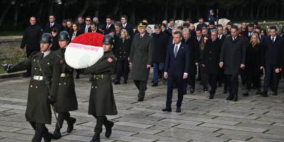 CHP Lideri Özgür Özel, yeni PM ile Anıtkabir’i ziyaret etti