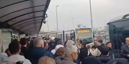 Durakta bayılan 14 yaşındaki çocuğa metrobüs çarptı