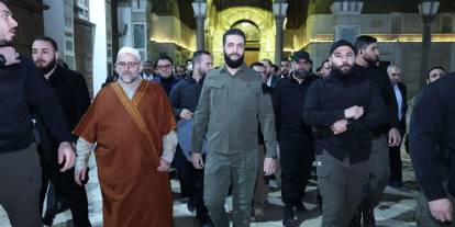 Şara takım elbisesini çıkardı: Askeri kamuflajla namaz kıldırdı