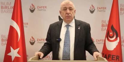 Zafer Partisi lideri Özdağ ünlü ekonomiste rozet taktı