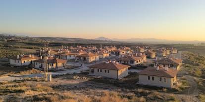 İşte depremzedelerin yeni evleri: 'Foseptik çukuru doldu, kokudan duramıyoruz!'