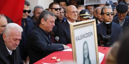 Özgür Özel, gözyaşlarıyla Gülşah Durbay'ı uğurladı: "Çok acıklı bir hikaye yazdık biz' demiş, en son ağzından çıkan bu"