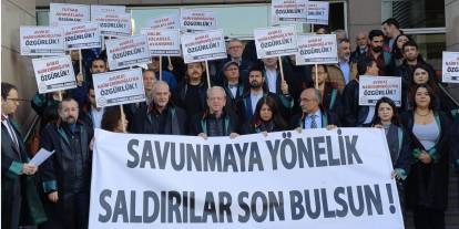 Avukatlardan Çağlayan'da protesto: 'İstanbul Barosu boyun eğmedi, eğmeyecek'